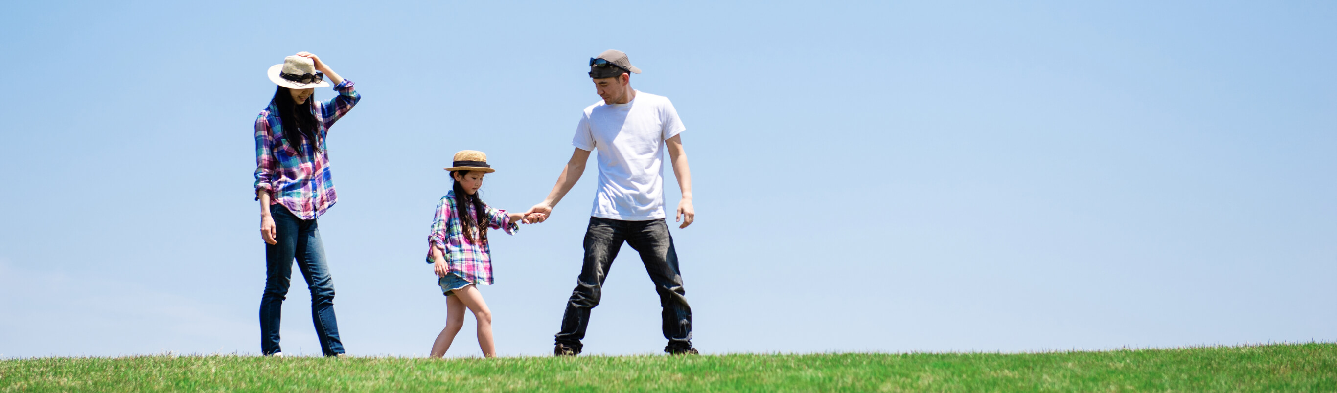 散歩する家族連れ