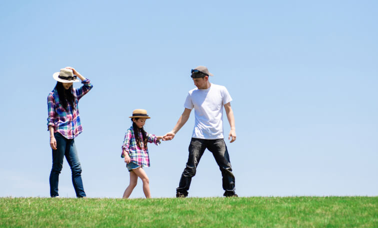 散歩する家族連れ