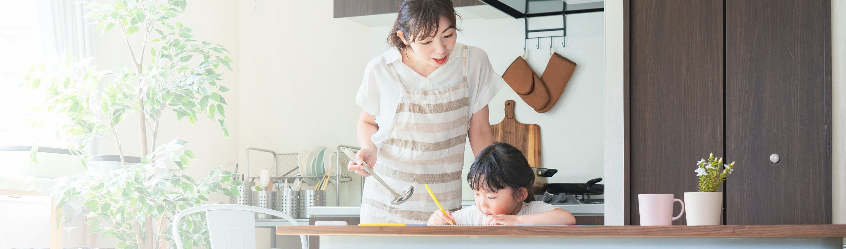 子供の勉強を見守る母親