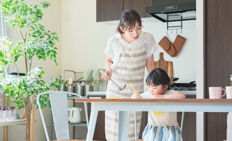 子供の勉強を見守る母親