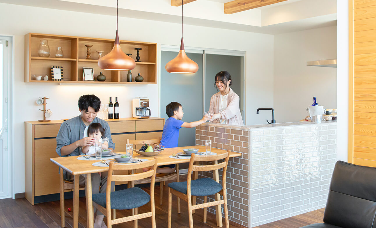 イシンホームの家で暮らす家族の生活風景