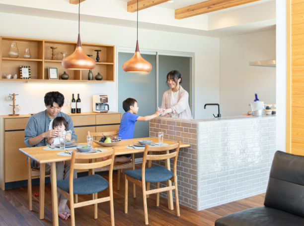 イシンホームの家で暮らす家族の生活風景
