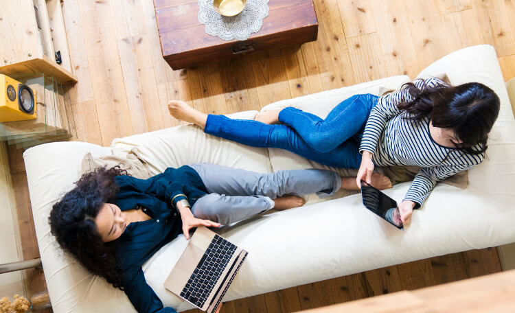 ソファでくつろぐ女性