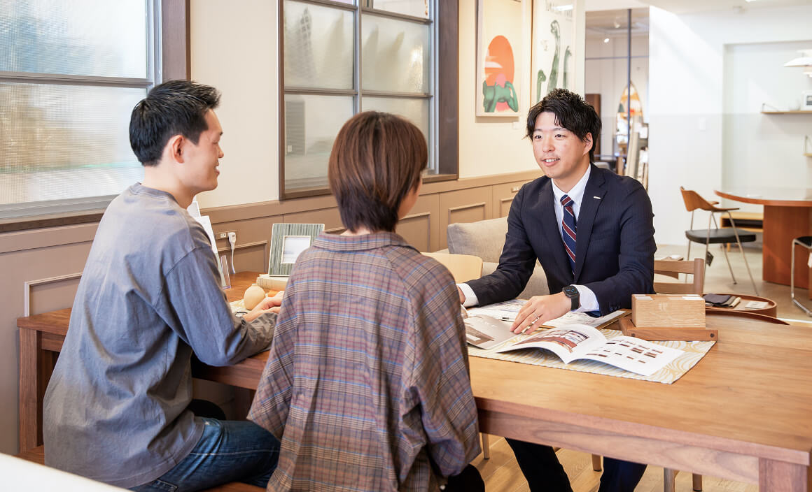 インテリアに関する打ち合わせをしている様子
