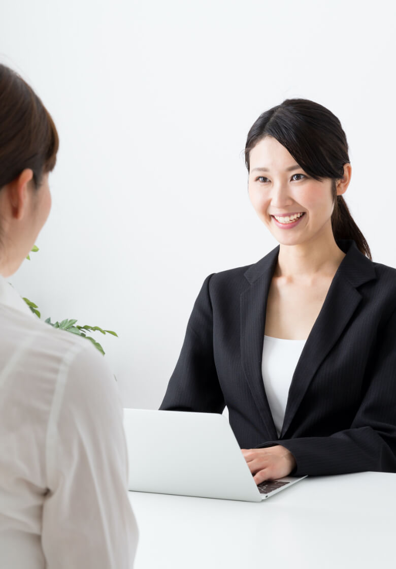お客様にヒアリング中の女性スタッフ