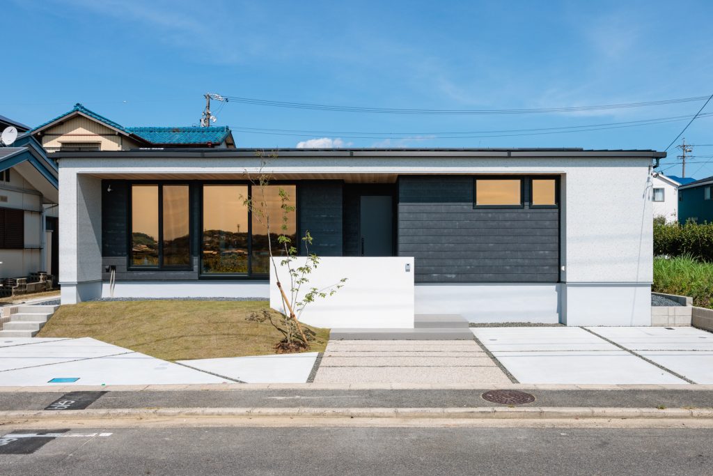 家族が集う20帖のゆとり空間＋癒しの畳コーナー。上質なインテリアと暮らす平屋住宅